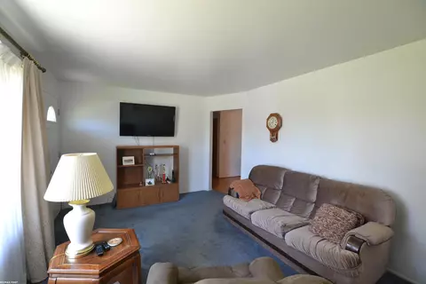 Living - 32205 Stricker, Warren, MI 48088 photo 2 of 3
