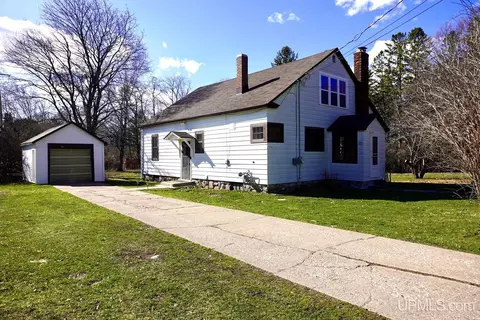 1304 E Grand Cir, Iron Mountain, MI 49801