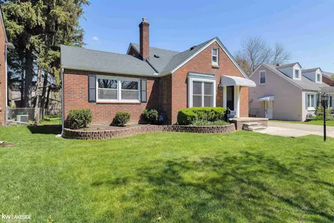 2174 Hawthorne, Grosse Pointe Woods, MI 48236