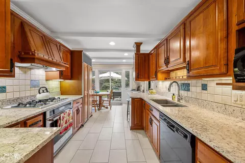 Kitchen - 64 Hawthorne, Grosse Pointe Shores, MI 48236 photo 1 of 4