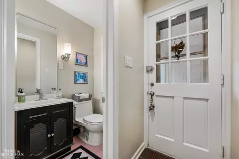 Bath - 64 Hawthorne, Grosse Pointe Shores, MI 48236 photo 2 of 5