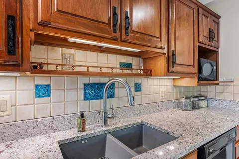 Kitchen - 64 Hawthorne, Grosse Pointe Shores, MI 48236 photo 3 of 4