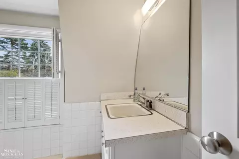 Bath - 64 Hawthorne, Grosse Pointe Shores, MI 48236 photo 3 of 5