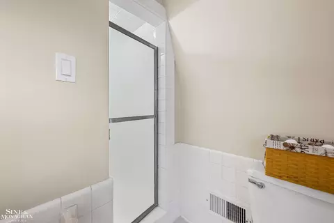 Bath - 64 Hawthorne, Grosse Pointe Shores, MI 48236 photo 4 of 5