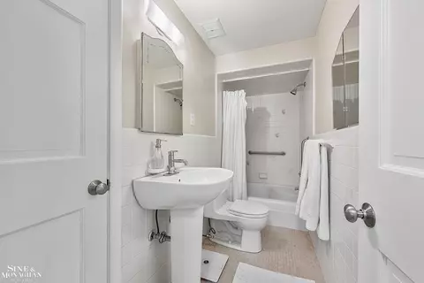 Bath - 64 Hawthorne, Grosse Pointe Shores, MI 48236 photo 5 of 5