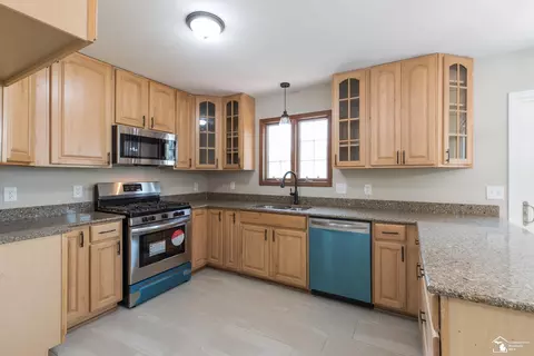Kitchen - 26185 Matilda, Flat Rock, MI 48134 photo 4 of 9