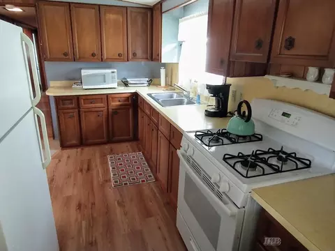 Kitchen - 264 274 Flynn, Gladwin, MI 48624 photo 3 of 5