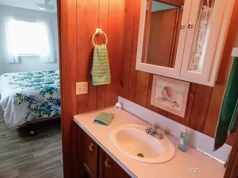 Bath - 264 274 Flynn, Gladwin, MI 48624 photo 1 of 3