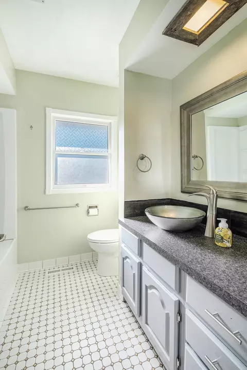 Bath - 4359 Captains Ln, Flint, MI 48507 photo 2 of 2