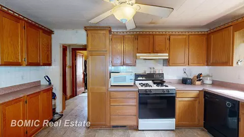 Kitchen - 12903 Alma, Burt, MI 48417 photo 2 of 2
