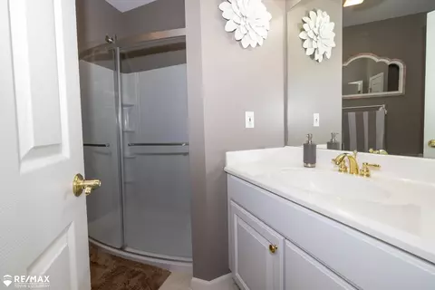 Bath - 6354 Queens, Flushing, MI 48433 photo 5 of 8