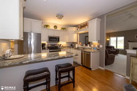 Kitchen - 6354 Queens, Flushing, MI 48433 photo 2 of 4