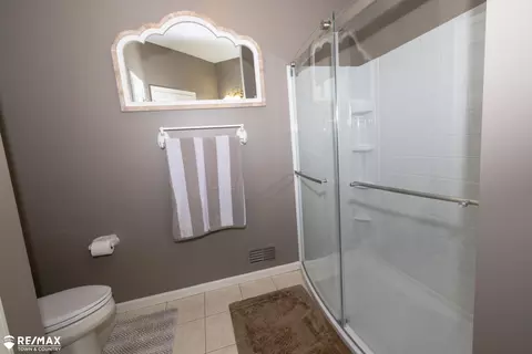 Bath - 6354 Queens, Flushing, MI 48433 photo 6 of 8