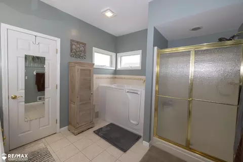 Bath - 6354 Queens, Flushing, MI 48433 photo 3 of 8