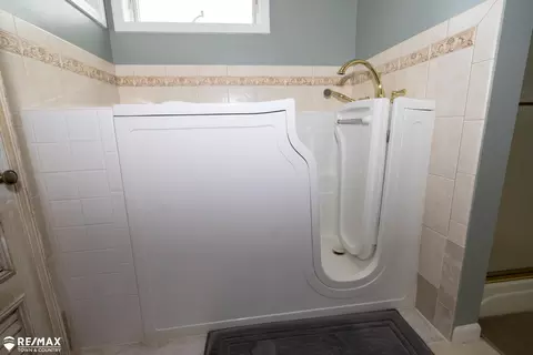 Bath - 6354 Queens, Flushing, MI 48433 photo 4 of 8