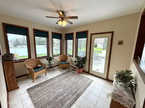 Living - 2390 Venezia, Davison, MI 48423 photo 4 of 5