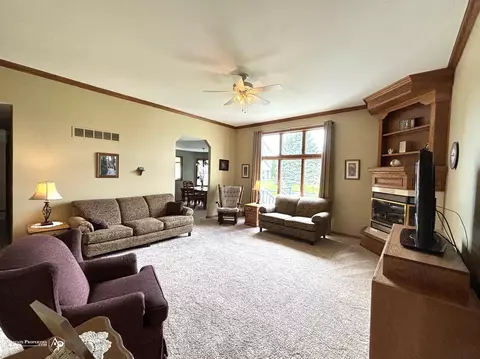 Living - 2390 Venezia, Davison, MI 48423 photo 2 of 5