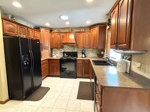 Kitchen - 2390 Venezia, Davison, MI 48423 photo 1 of 4
