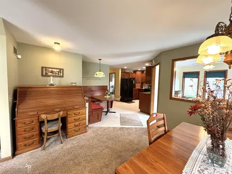 Living - 2390 Venezia, Davison, MI 48423 photo 3 of 5