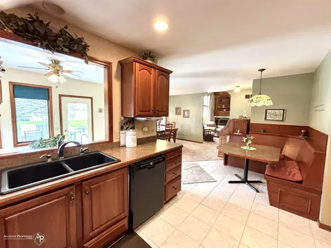 Kitchen - 2390 Venezia, Davison, MI 48423 photo 2 of 4