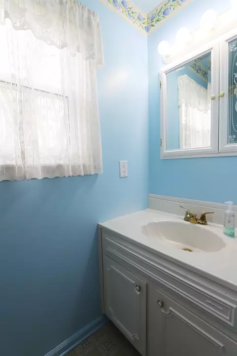 Bath - 2506 Redwood, Flushing, MI 48433 photo 1 of 2