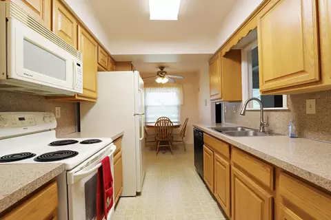 Kitchen - 2506 Redwood, Flushing, MI 48433 photo 3 of 3