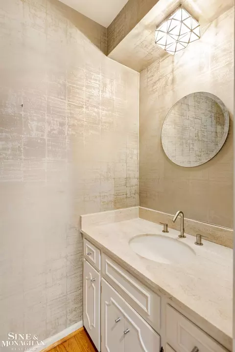 Bath - 544 Coventry, Grosse Pointe Woods, MI 48236 photo 1 of 5