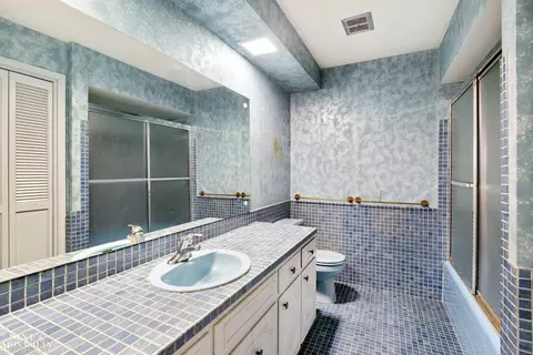 Bath - 544 Coventry, Grosse Pointe Woods, MI 48236 photo 4 of 5