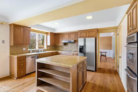 Kitchen - 544 Coventry, Grosse Pointe Woods, MI 48236 photo 2 of 4