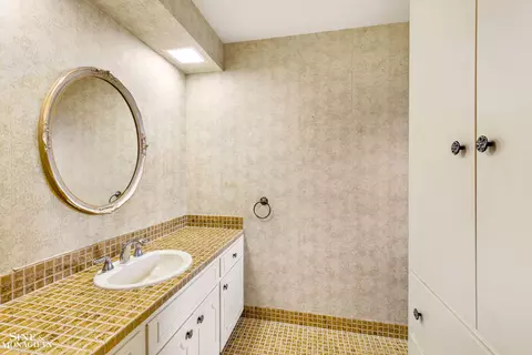 Bath - 544 Coventry, Grosse Pointe Woods, MI 48236 photo 3 of 5