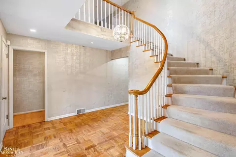 Entry Way - 544 Coventry, Grosse Pointe Woods, MI 48236 photo 2 of 7