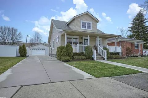 22427 Clairwood, Saint Clair Shores, MI 48080