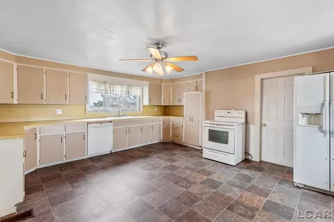 Kitchen - 17600 Cake, Dundee, MI 48131 photo 1 of 3