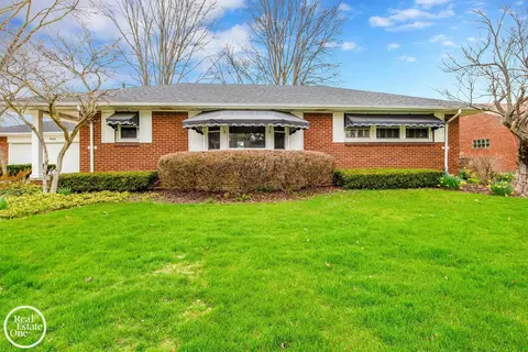 966 Hidden Ln, Grosse Pointe Woods, MI 48236