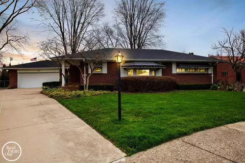 Exterior - 966 Hidden Ln, Grosse Pointe Woods, MI 48236 photo 7 of 10