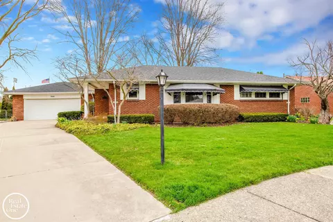 Exterior - 966 Hidden Ln, Grosse Pointe Woods, MI 48236 photo 5 of 10