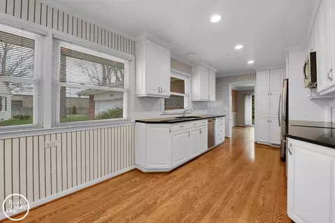Kitchen - 966 Hidden Ln, Grosse Pointe Woods, MI 48236 photo 2 of 3
