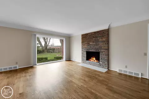 Living - 966 Hidden Ln, Grosse Pointe Woods, MI 48236 photo 2 of 5