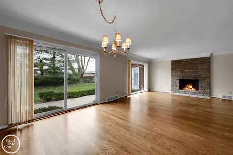Living - 966 Hidden Ln, Grosse Pointe Woods, MI 48236 photo 4 of 5