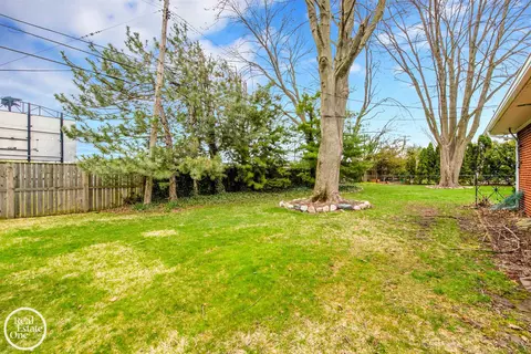 Exterior - 966 Hidden Ln, Grosse Pointe Woods, MI 48236 photo 8 of 10