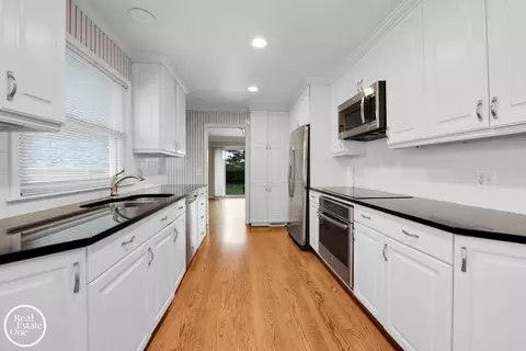 Kitchen - 966 Hidden Ln, Grosse Pointe Woods, MI 48236 photo 3 of 3