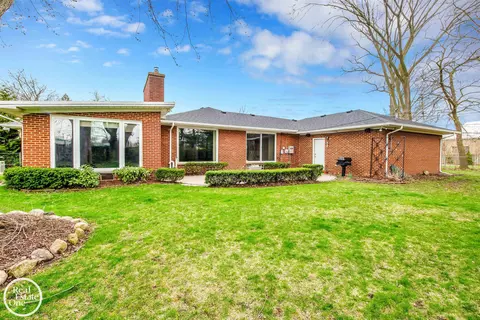 Exterior - 966 Hidden Ln, Grosse Pointe Woods, MI 48236 photo 2 of 10