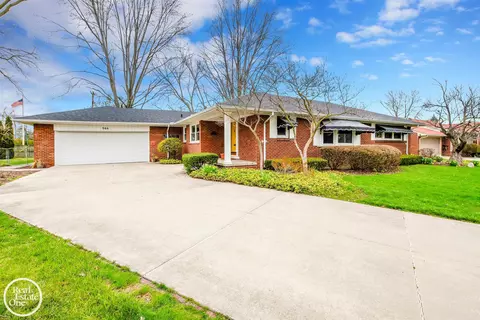 Exterior - 966 Hidden Ln, Grosse Pointe Woods, MI 48236 photo 6 of 10