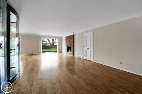 Living - 966 Hidden Ln, Grosse Pointe Woods, MI 48236 photo 1 of 5