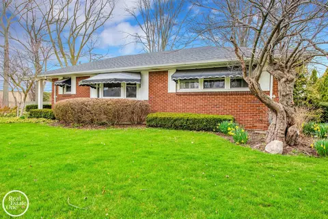 Exterior - 966 Hidden Ln, Grosse Pointe Woods, MI 48236 photo 4 of 10