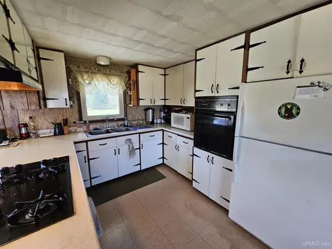 Kitchen - 10211 Ll, Rapid River, MI 49878 photo 2 of 3