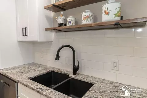 Kitchen - 1280 Valetta, Temperance, MI 48182 photo 2 of 3
