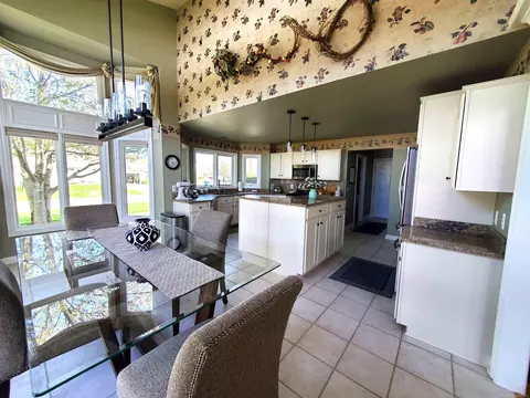 Kitchen - 20389 Windward, Macomb, MI 48044 photo 4 of 5