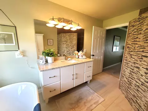 Bath - 20389 Windward, Macomb, MI 48044 photo 3 of 10
