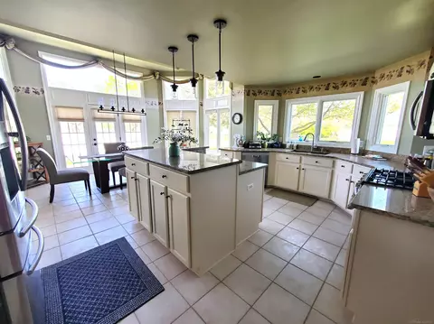 Kitchen - 20389 Windward, Macomb, MI 48044 photo 2 of 5